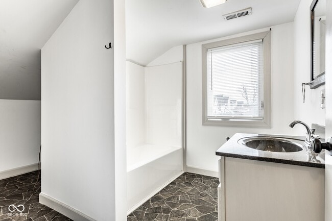 Building Photo - 1253 S East St