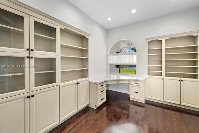 Building Photo - 552 Palm Dr