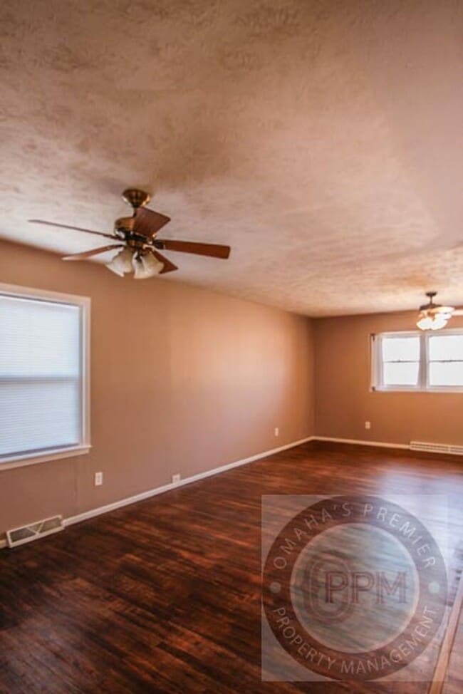 Building Photo - Charming 6 Bed 2 Bath Home Near the Offutt