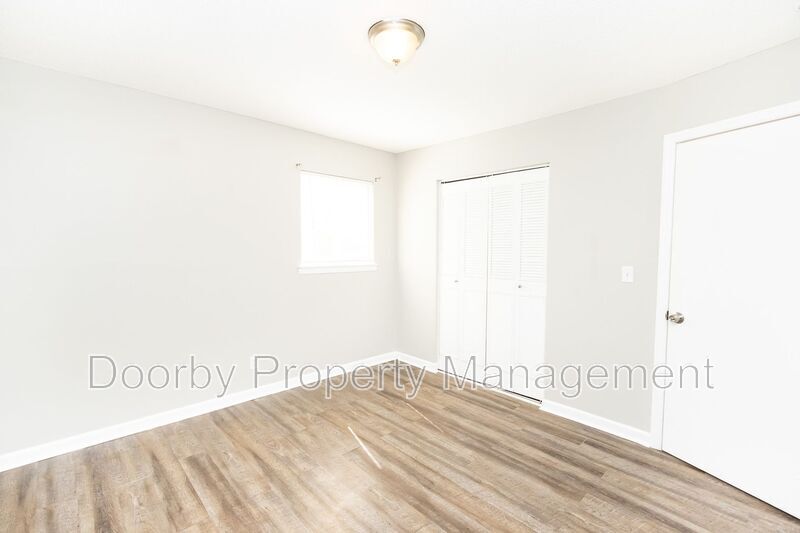 Building Photo - 901 Forest Dale Ln