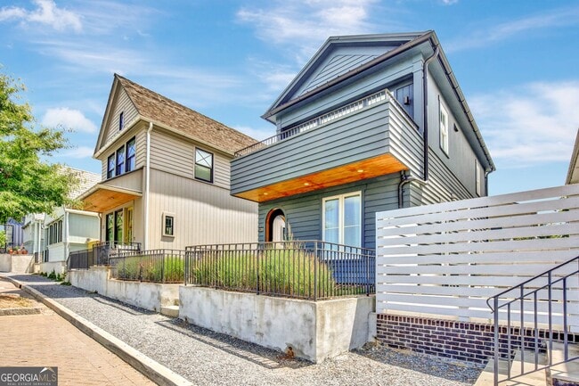 Building Photo - 2bd/2.5ba in Trilith. LakeFront Views!