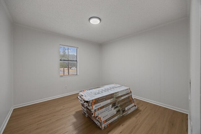 Building Photo - Welcome to Ravenwood Drive!