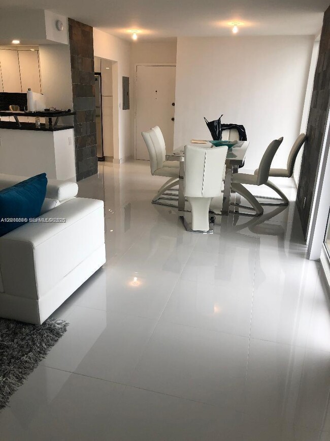 Building Photo - 2030 S Ocean Dr