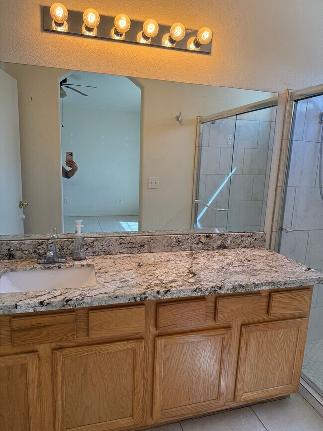 Building Photo - Delightful East Side 3 bedroom/2 bath Home with AC