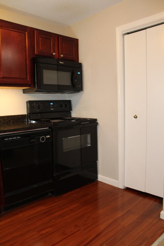 Building Photo - 120 Fisherville Rd