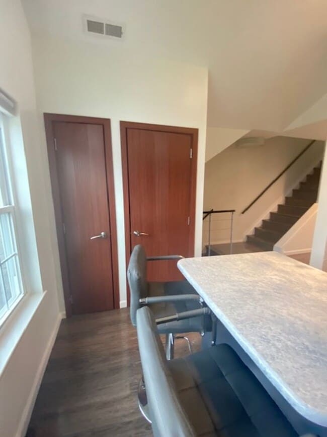 Building Photo - Two Bedroom Three Bathroom Condo in Holland