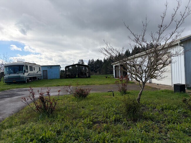 Building Photo - Large home on rural property in Carlton