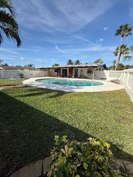 Building Photo - 1642 NE South St