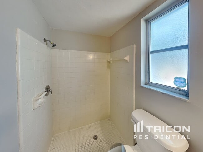 Building Photo - 730 College Hill Dr