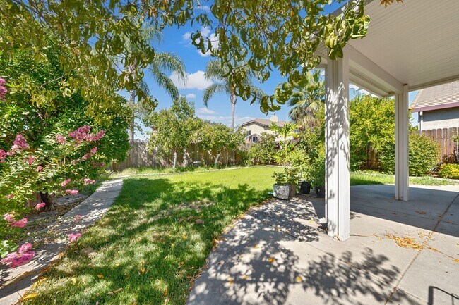 Building Photo - Spacious 4-Bedroom Home, Beautifully Maint...