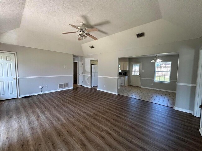 Building Photo - 6626 Woodside Ct E