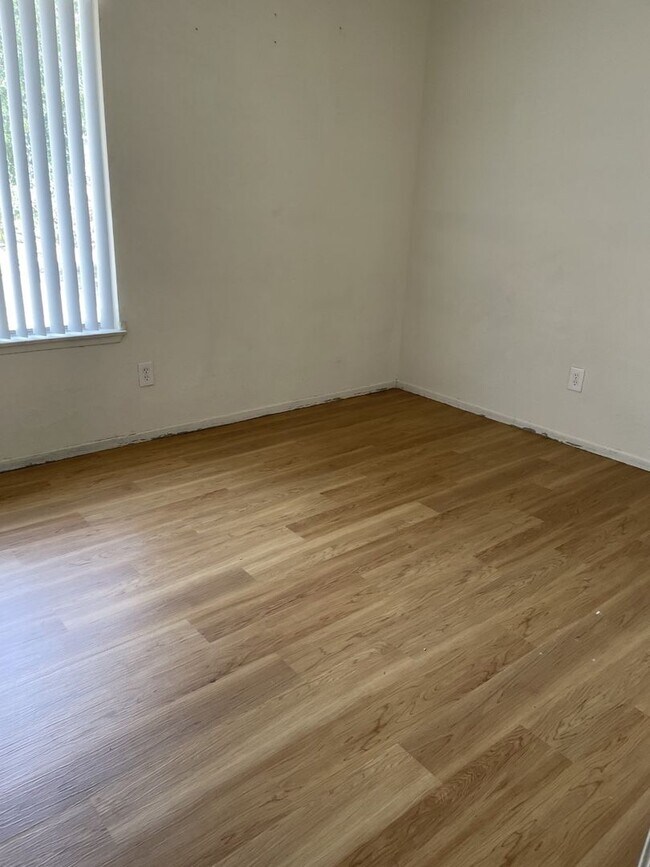Building Photo - 3BD/2BA Single Family Home with POOL! –  $...