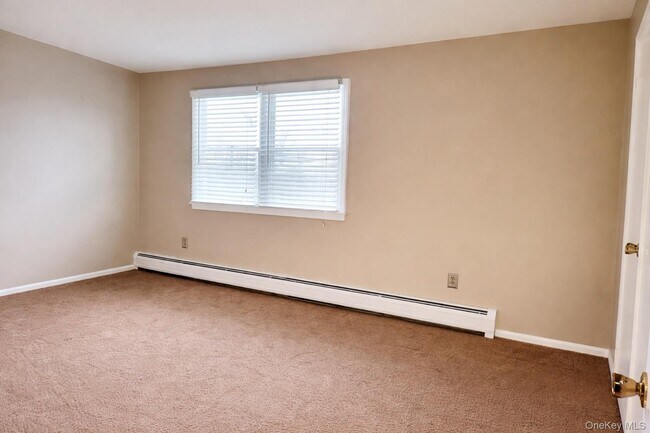 Building Photo - 6 Maple Ave