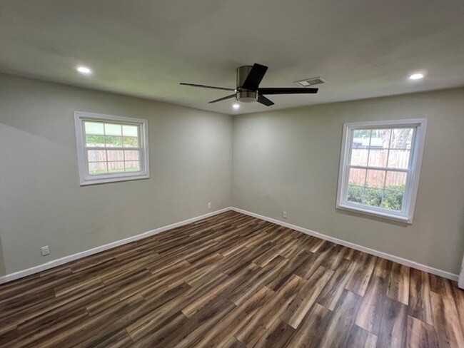 Building Photo - Newly Renovated 3B/2B Home Available in La...