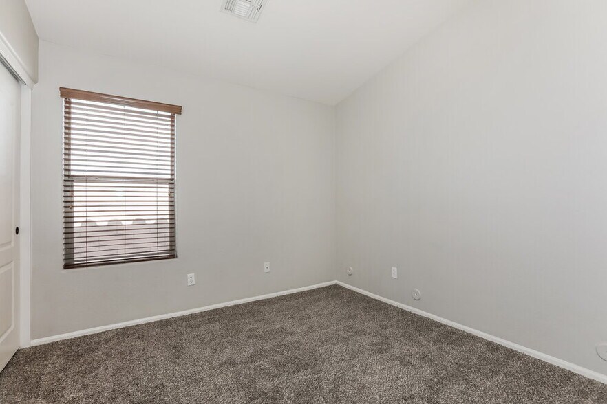 Building Photo - 38141 N Rusty Ln