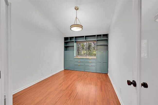 Building Photo - 1002 NW 105th Way