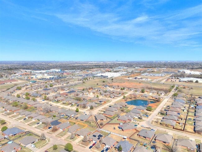 Building Photo - 609 E Linden Ln