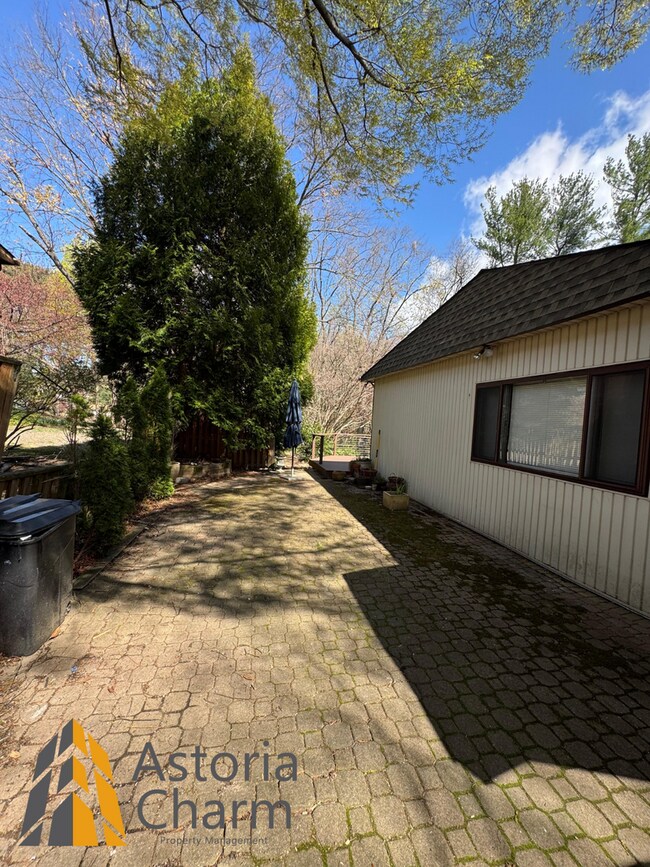 Building Photo - Spacious 5 Bedroom 3 Bath + Den Single Family Detached Home