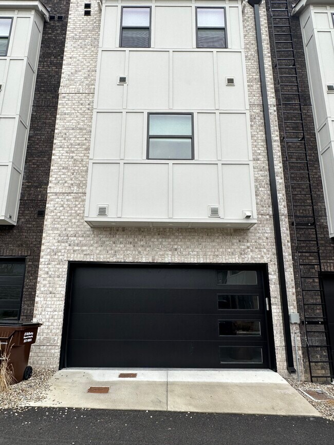 Building Photo - 704 Inspiration Blvd