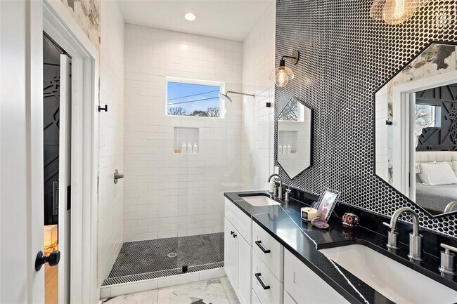 Building Photo - 4800 Vinson Dr