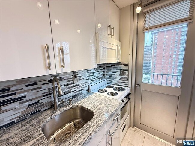 Building Photo - 160 Overlook Ave