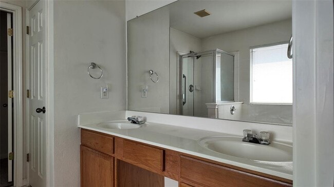 Building Photo - 100 Maplewood S