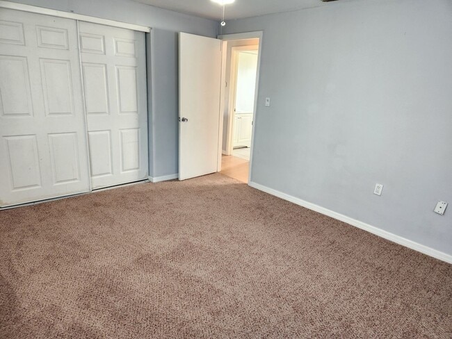Building Photo - 3/1 1042 sq ft home Accepting Standard and...
