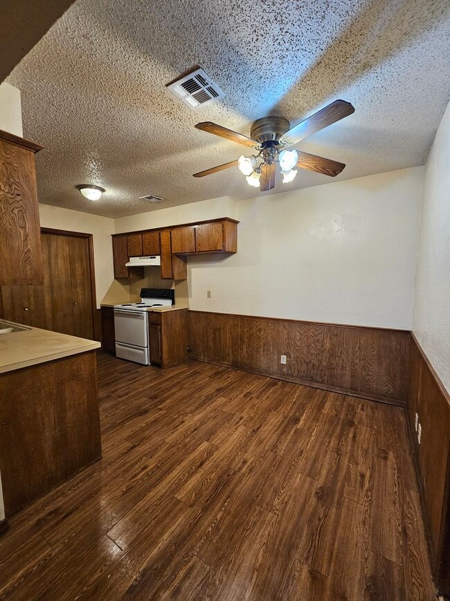 Building Photo - (3) Bed/(2) Bath SE Norman! Easy Access to...