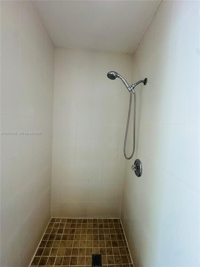 Building Photo - 2816 Pine Tree Dr