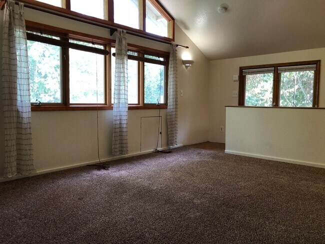 Building Photo - *RESERVE FOR SUMMER 2026* 5 Bedroom 3 Bath Chico Charmer