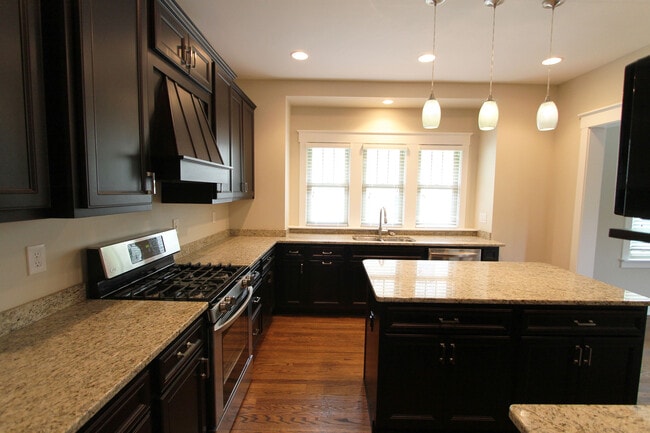 Building Photo - 307 S 50th St
