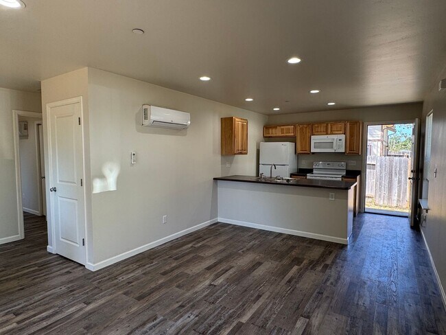 Building Photo - 1742 Anderson Ave
