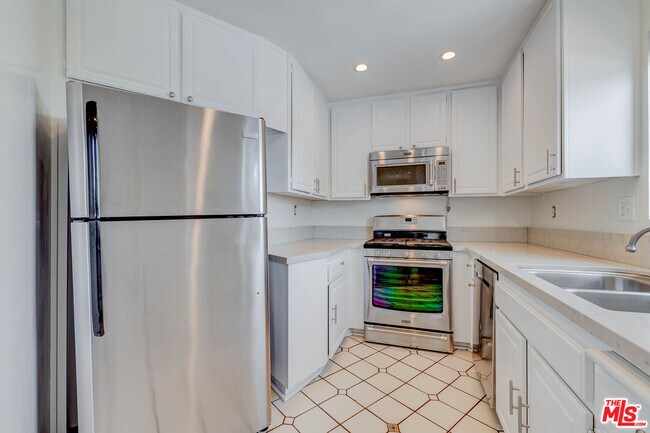 Building Photo - 832 Palm Ave