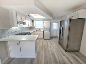 Building Photo - 442 77th Ave N