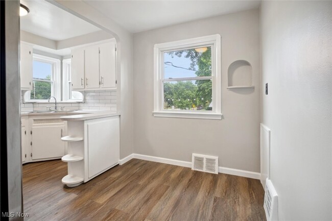 Building Photo - 18201 Maple Heights Blvd