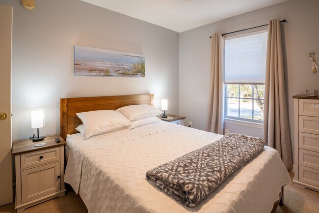 Building Photo - FURNISHED OFF-SEASON MONTHLY RENTAL