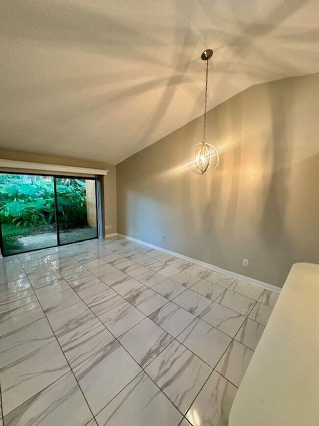Building Photo - COZY 2/2 DUPLEX