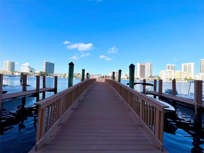 Building Photo - 400 Golden Isles Dr