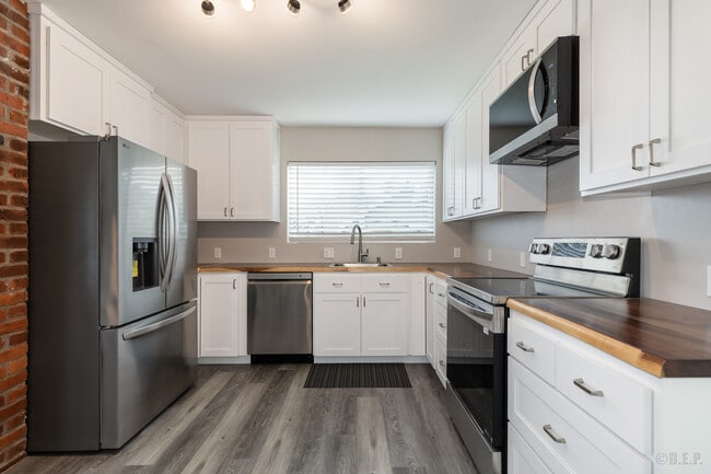 Building Photo - 33450 SW Hall St