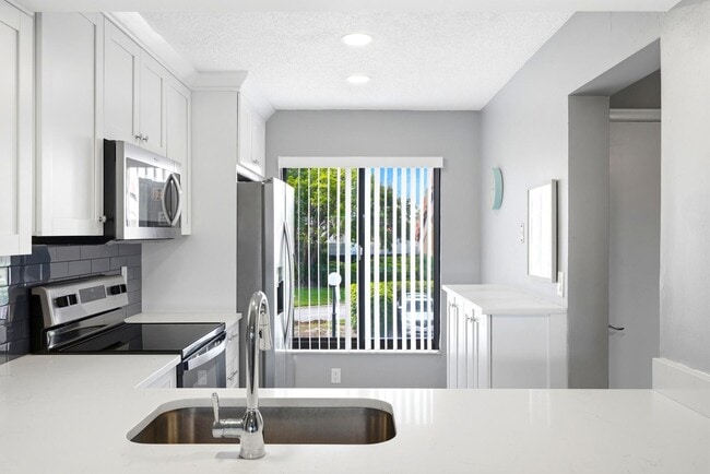 Building Photo - 6105 Palma Del Mar Blvd S