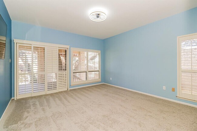 Building Photo - 208 Crescent Bluff