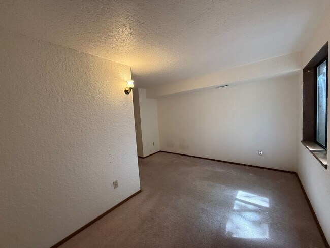 Building Photo - 3 Bed 2.5 Bath in the Heart of Bellevue