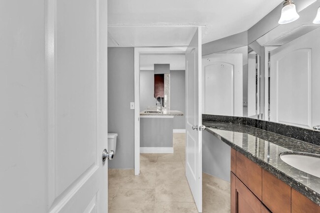 Building Photo - 2811 N Oakland Forest Dr