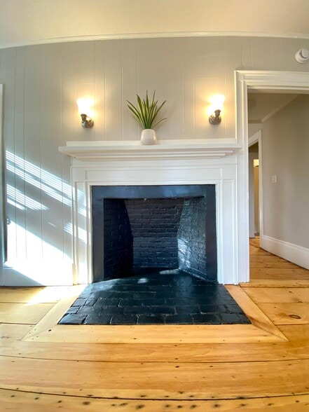 Decorative fireplace with craftsman woodwork - 5 Chapel St