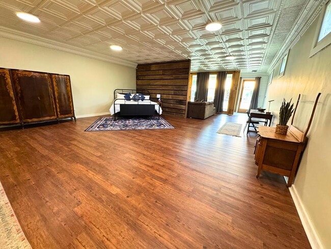 Building Photo - 109 W Laurel Ave