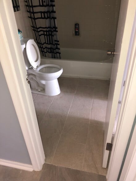 FULL BATH - 7795 Grande St