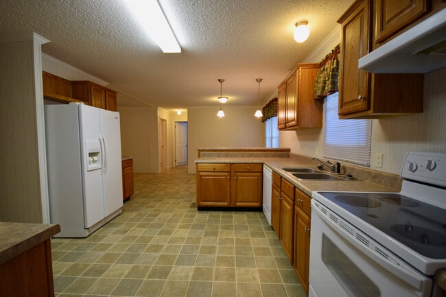 Building Photo - Spacious Home in the Country