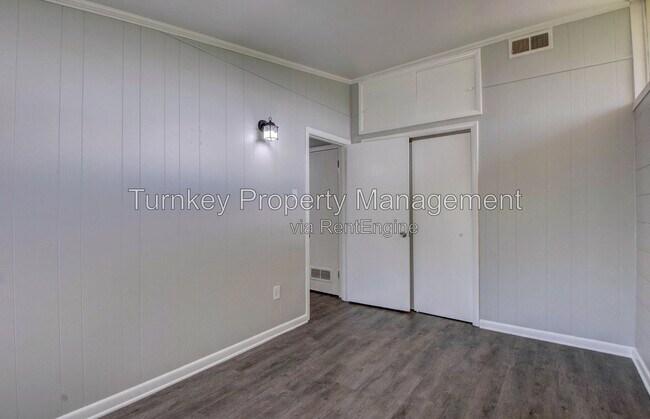 Building Photo - 4700 Lynn Ln