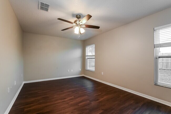 Building Photo - 330 Seville Pointe Ave