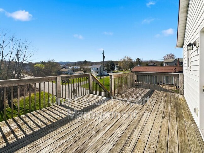 Building Photo - 520 Shaw St